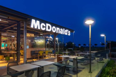 Imperia, İtalya - 7 Mayıs 2020: Imperia, İtalya 'da geceleri bir McDonald' s fast food restoranının önünde