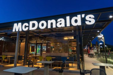 Imperia, İtalya - 7 Mayıs 2020: Imperia, İtalya 'da geceleri bir McDonald' s fast food restoranının önünde