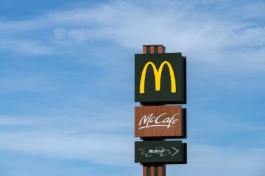 Imperia, İtalya - 5 Mayıs 2020: McDonald 's ve McCafe logoları Imperia, İtalya' daki fast-food hamburger restoranının önünde.