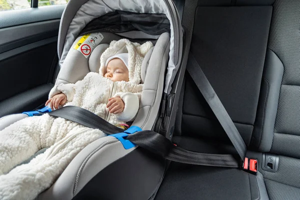Leuke Drie Maanden Oude Baby Slapen Autostoel Achterbank Van Auto — Stockfoto