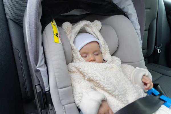 Søt Tre Måneder Gammel Baby Som Sover Bilsetet Baksetet Bilen – stockfoto