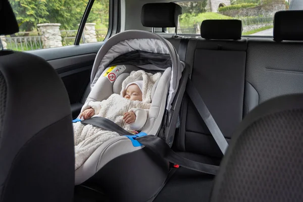 Leuke Drie Maanden Oude Baby Slapen Autostoel Achterbank Van Auto — Stockfoto