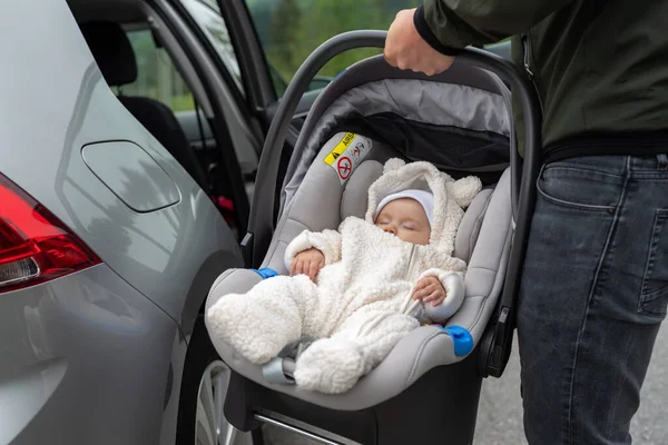 Aylık Bir Bebek Babası Tarafından Arabaya Bindiriliyor — Stok fotoğraf