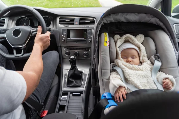 Schattige Drie Maanden Oude Baby Slapen Autostoel Voorstoel Van Auto — Stockfoto