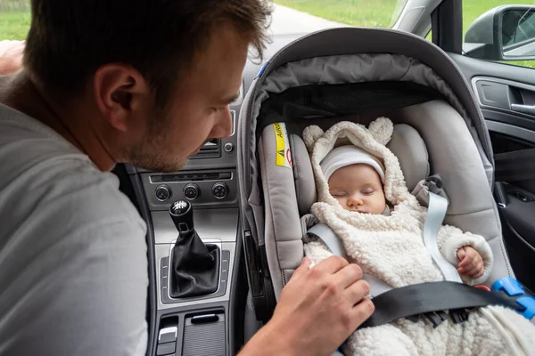 Vader Zet Haar Dochtertje Veilig Vast Een Autostoeltje — Stockfoto