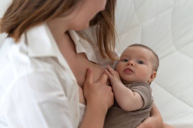 Anne 3 aylık bebeğini emziriyor.