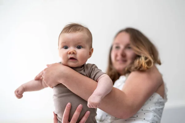 Mãe Ligação Com Seu Bebê Menina Casa — Fotografia de Stock