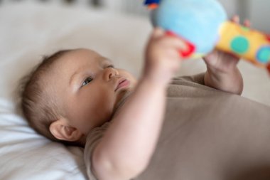 Evde oyuncağı olan tatlı bir kız.