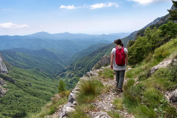 登山道の女性ハイカー リグーリアアルプス イタリア — ストック写真