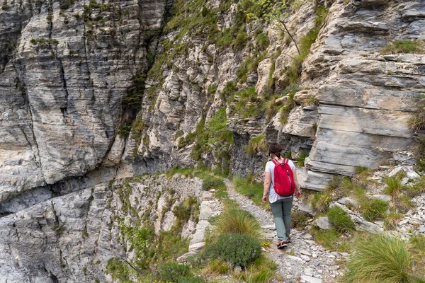 Vrouwelijke Wandelaar Bergpad Ligurische Alpen Italië — Stockfoto