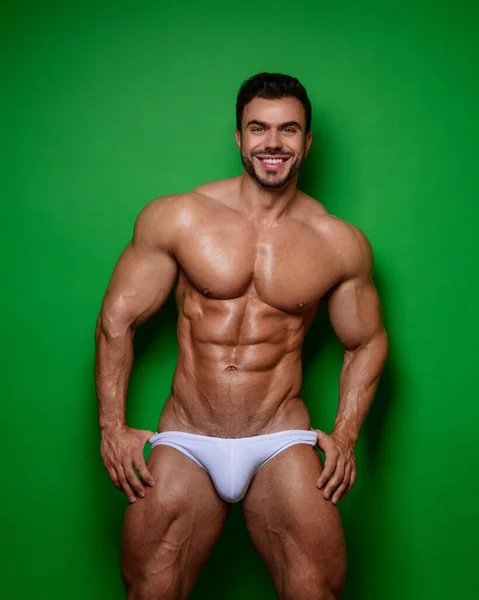 Usmívající Mužský Model Bílých Plavkách Zeleném Pozadí — Stock fotografie