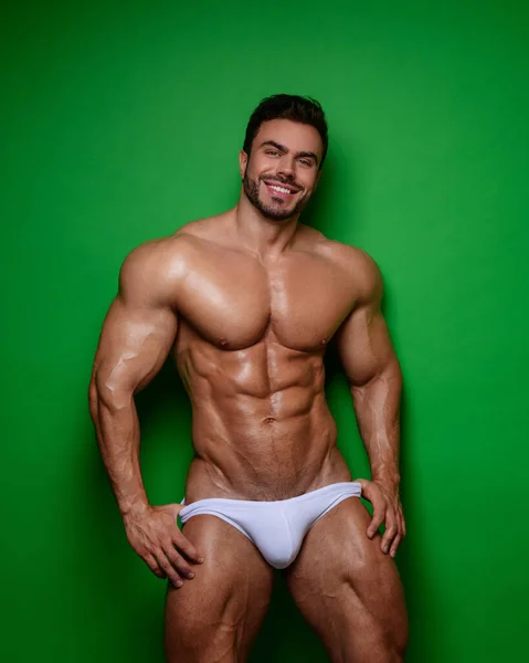 Modelo Masculino Sorridente Roupa Banho Branca Fundo Verde — Fotografia de Stock