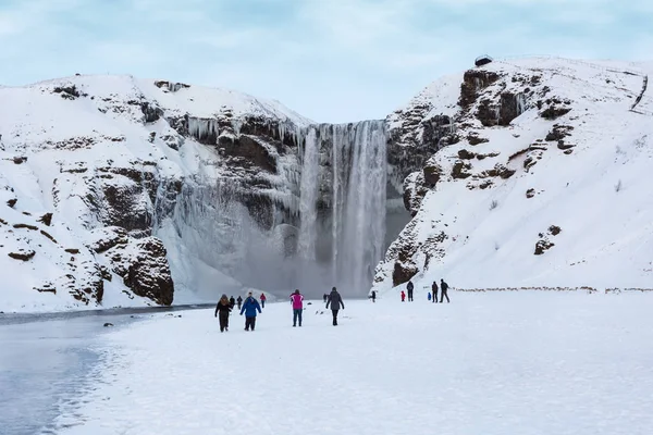Wodospad Skogafoss Przyciąga Turystów Okresie Zimowym Islandii — Zdjęcie stockowe