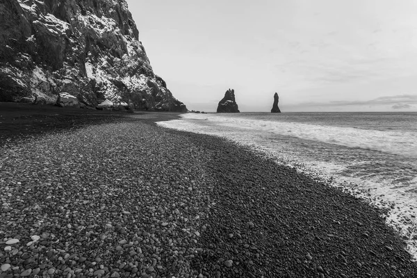 Reynisfjaran Black Sand Beach Dyrholaey Rromontoryn Reynisfjall Vuori Islannin Etelärannikolla — kuvapankkivalokuva