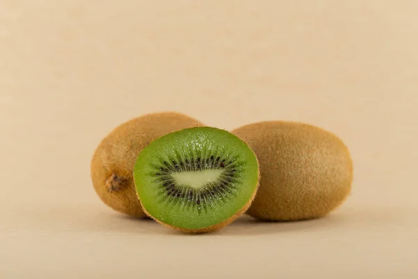 Kiwi Fruta Con Fondo Beige —  Fotos de Stock