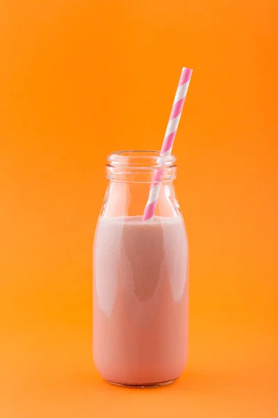 Рожевий Коктейль Ретро Молоко Пляшки Смугастої Питної Соломи Помаранчевому Фоні — стокове фото