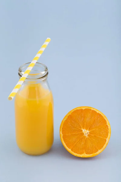 Frischer Orangensaft Einer Retro Flasche Mit Gestreiften Trinkhalmen Auf Blauem — Stockfoto