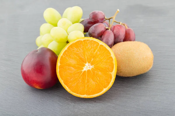 Divers Fruits Sur Une Planche Ardoise — Photo