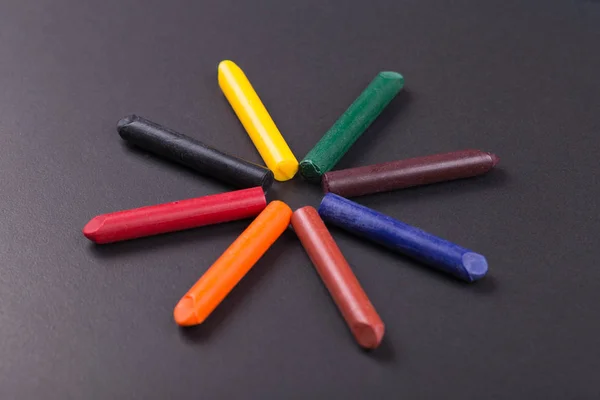 Gros Plan Image Crayons Colorés Sur Tableau Noir — Photo