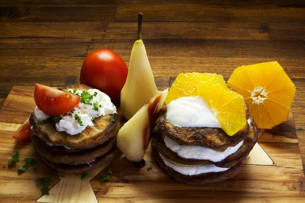 Desayuno fresco, fruta y café od escritorio de madera Imagen de archivo