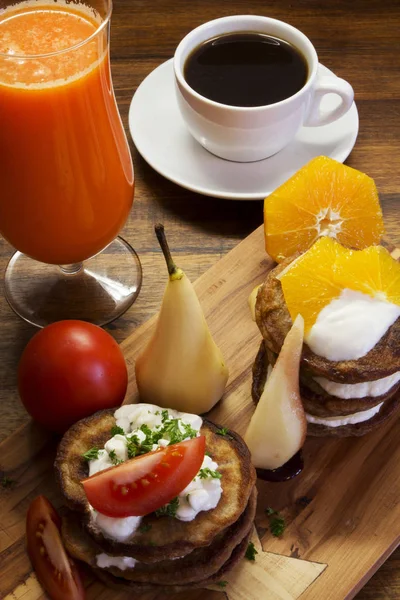 Desayuno fresco, fruta y café od escritorio de madera Fotos de stock