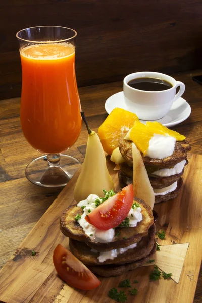 Café da manhã fresco, frutas e café od mesa de madeira Fotografia De Stock