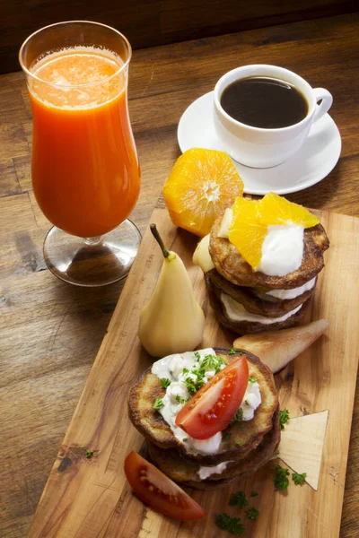 Café da manhã fresco, frutas e café od mesa de madeira Imagem De Stock