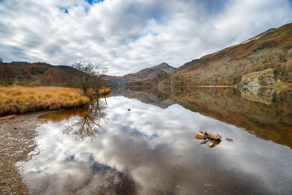 Otoño en Llyn Gwynant — Foto de Stock