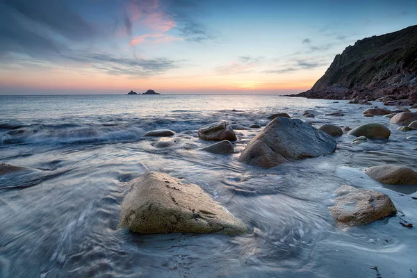 Coucher de soleil sur Porth Nanven en Cornouailles — Photo