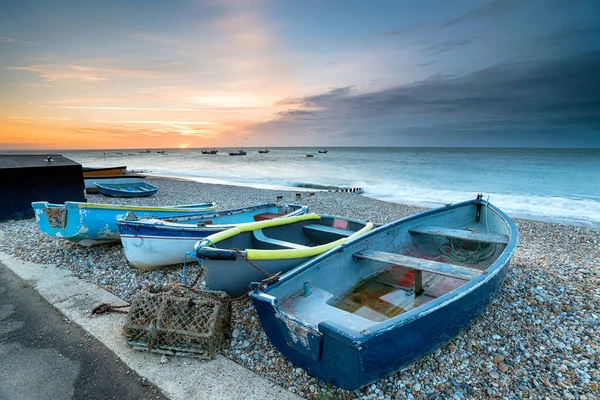 Båtar på Selsey beach — Stockfoto