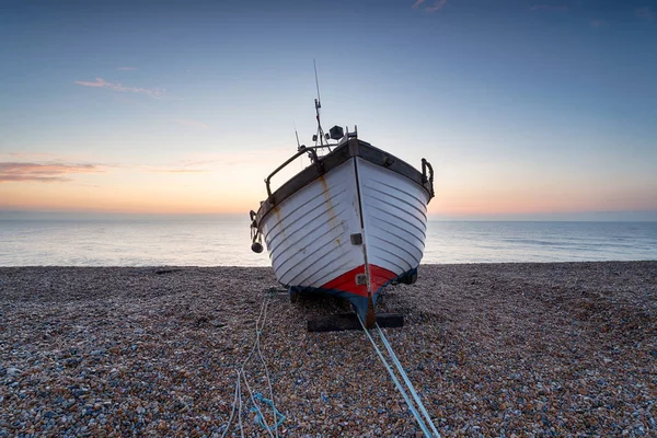 Barco de pesca na costa — Fotografia de Stock