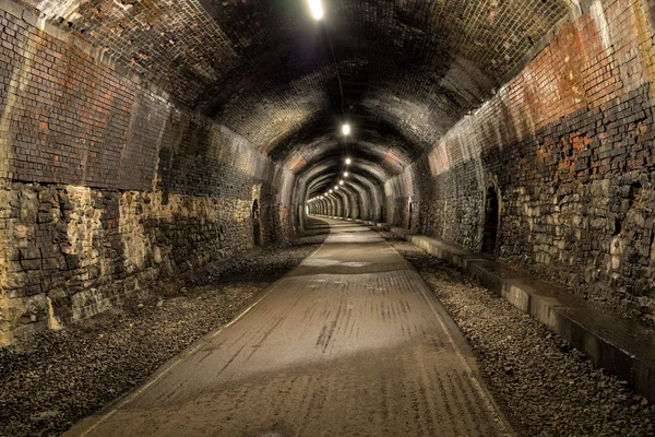 Túnel largo oscuro — Foto de Stock