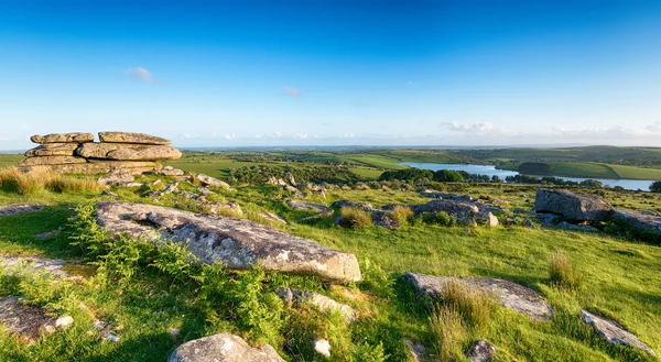 在康沃尔的博德明荒原上俯瞰 Siblyback Tregarrick 山顶全景 — 图库照片