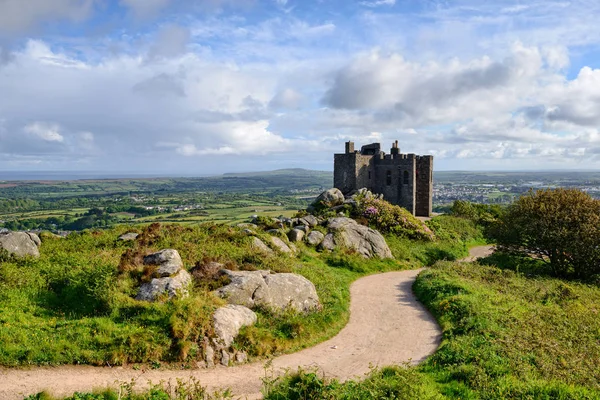 Zamek Górze Carn Brea Wzgórzu Widokiem Miasto Redruth Kornwalii — Zdjęcie stockowe
