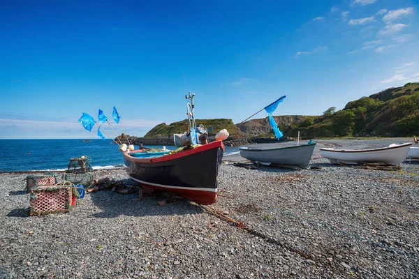 Човни на березі моря в Porthoustock — стокове фото