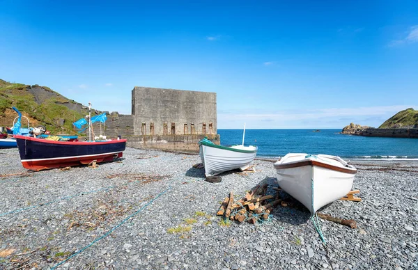 Boten op het strand bij Porthoustock — Stockfoto