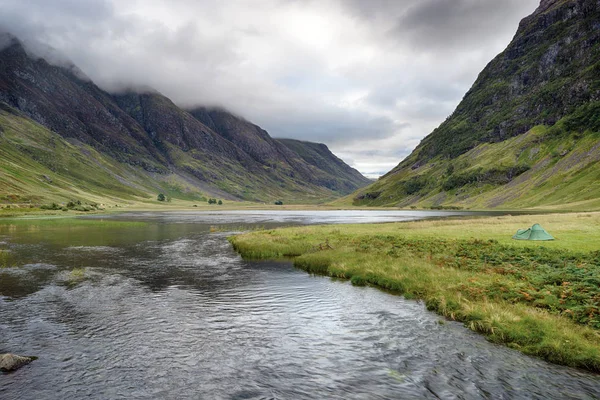 Намет в Loch Achtriochtan — стокове фото