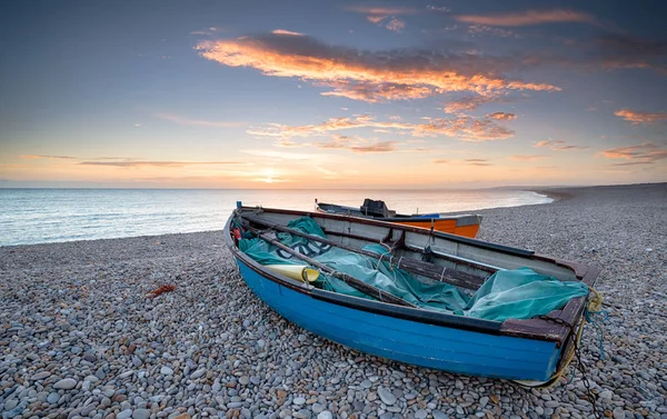 Fischerboote am Chesil-Strand in Dorset — Stockfoto