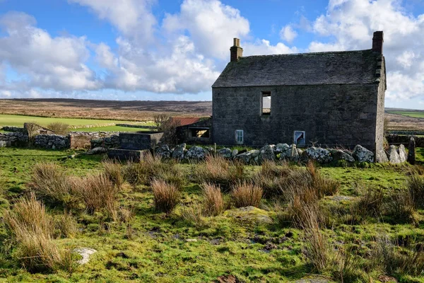 Brachliegendes Bauernhaus — Stockfoto