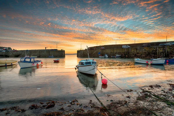 Barcos de pesca ao nascer do sol — Fotografia de Stock