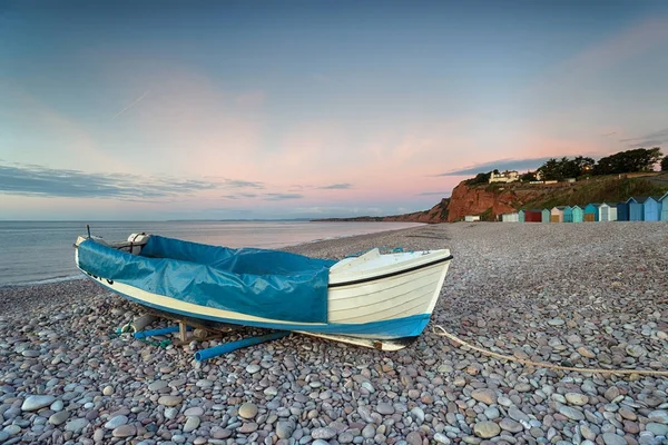 Barco na praia em Budleigh Salterton — Fotografia de Stock