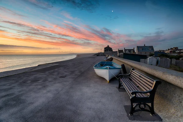 พระอาทิตย์ตกที่สวยงามเหนือ Chesil Cove — ภาพถ่ายสต็อก