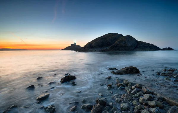 南海岸のウェールズのスウォンジー湾にスウォンジ灯台の日の出が絶景 — ストック写真