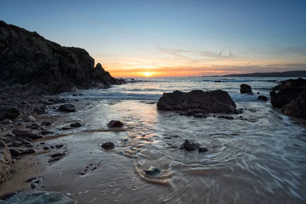 Hermosa Puesta Sol Sobre Las Rocas Playa Del Oeste Agua — Foto de Stock