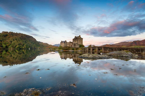 Sunrise at Eilean Donan een sprookjesachtig kasteel in Schotland — Stockfoto