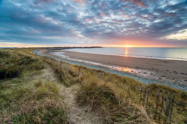 Dramatic sunset over the beach at Llandanwg — Stock Photo, Image