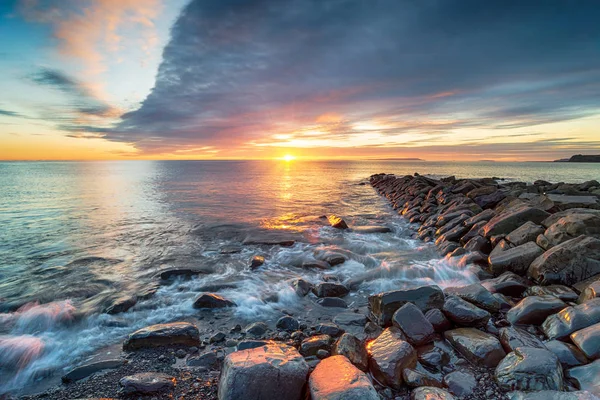 Drammatico tramonto invernale a Kimmeridge Bay — Foto Stock