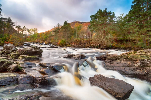 The Falls of Dochart at Killin на західному краю Лох-Тай — стокове фото