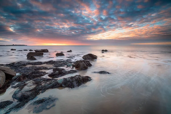 Puesta de sol en la playa de Llandanwg — Foto de Stock