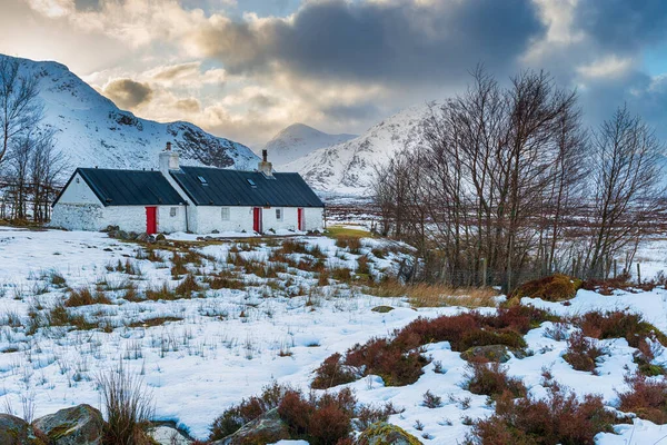 Χειμώνας Στο Όμορφο Blackrock Cottage Χιονισμένα Βουνά Στο Glencoe Στα — Φωτογραφία Αρχείου